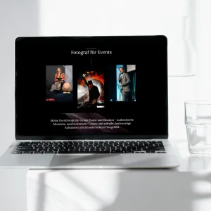 Website eines Fotografen auf einem Laptop.