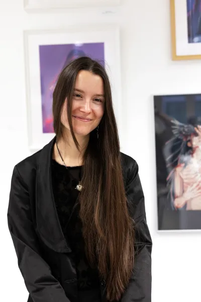 Foto von Künstlerin Cara Debora