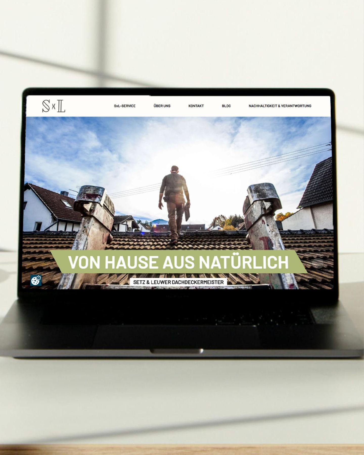Dachdecker Website auf dem Laptop.